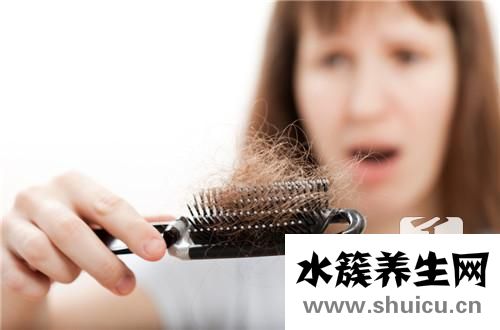 斑禿是什么原因造成的