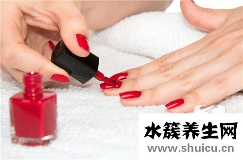 指甲表面凹凸不平