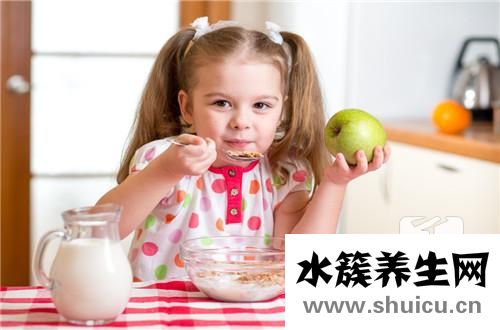 寶寶學(xué)飲杯