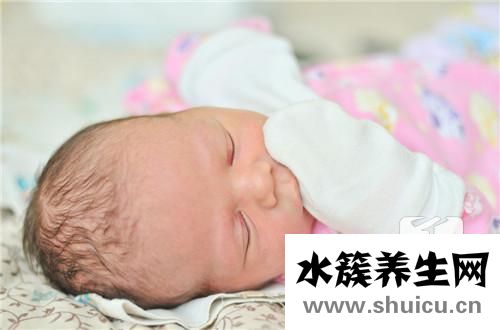 兩個(gè)月的寶寶吃手