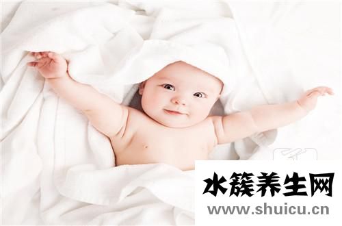 額頭中間凸起一道棱