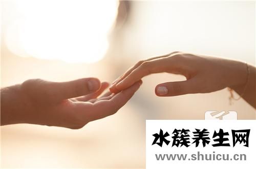 手指甲里面有細小黑線