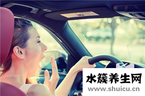 一到中午就犯困