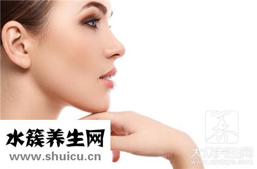 下巴長白色小顆粒