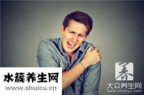 一動肩膀骨頭就咯噔響