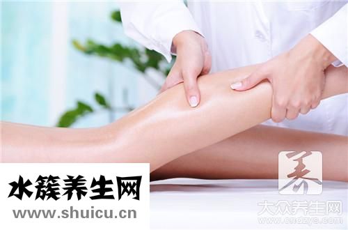 腿上起皮屑是回事