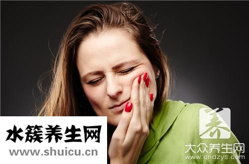 智齒長出一半被肉包著