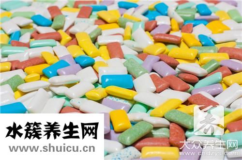 口香糖粘在衣物上弄掉