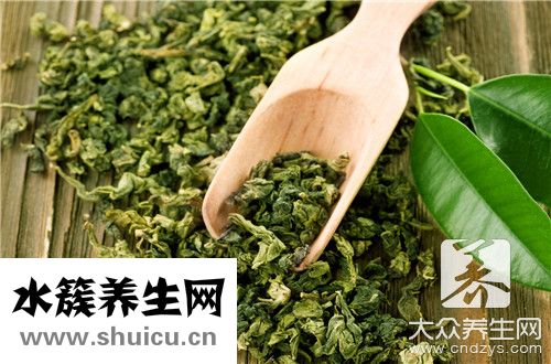 學(xué)生喝茶提神醒腦