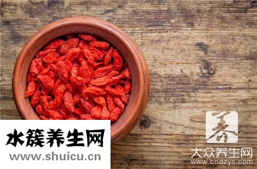 黑枸杞泡水藍(lán)色