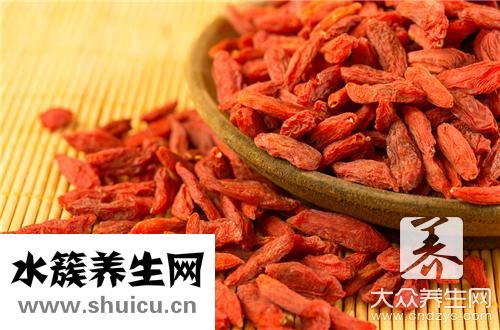 黑枸杞泡水藍(lán)色