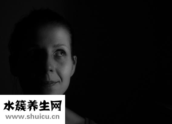 眼球突出是什么病