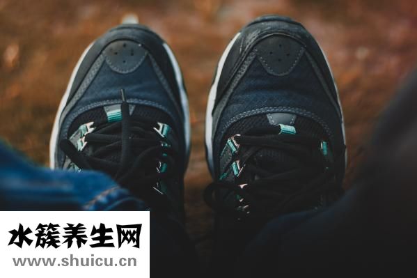 劈腿是什么意思