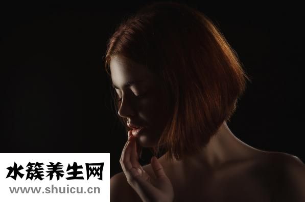 嘴唇干裂脫皮怎么辦