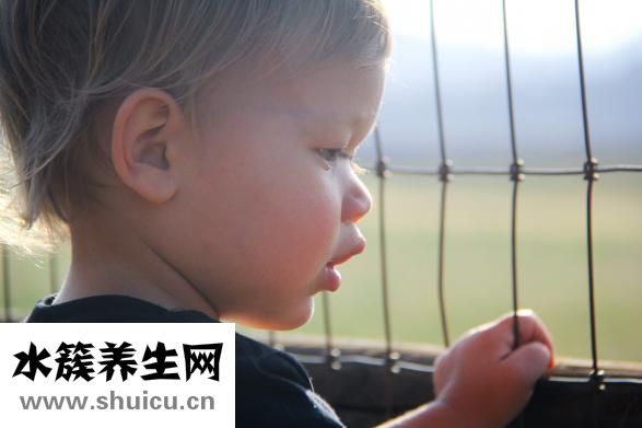 小孩磨牙是什么原因