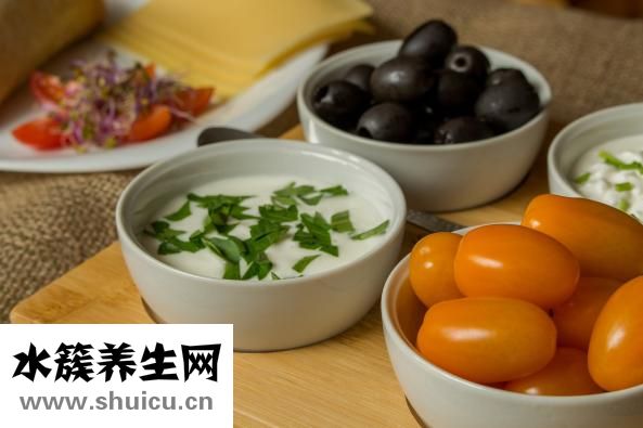 小便黃是怎么回事