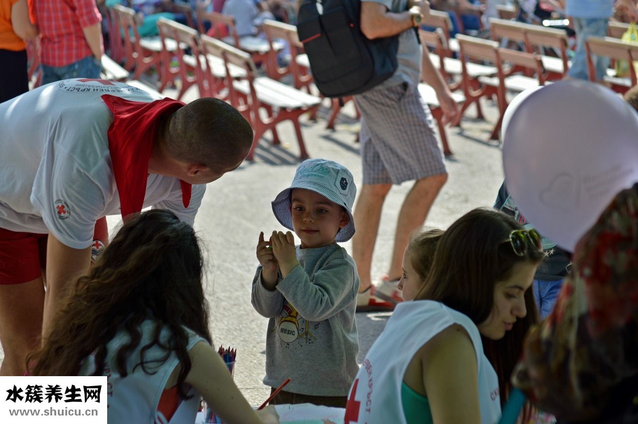 孩子手癢怎么回事