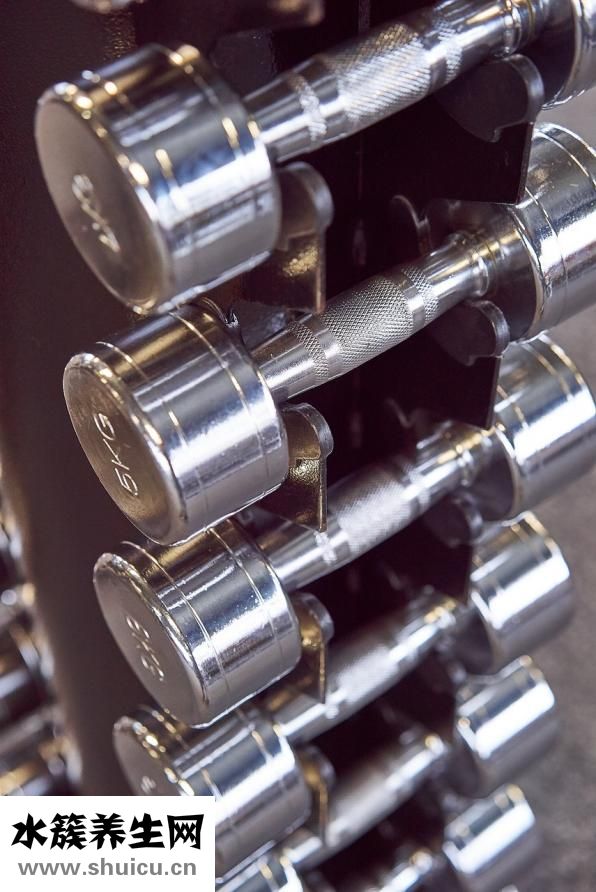 用啞鈴怎么練三角肌