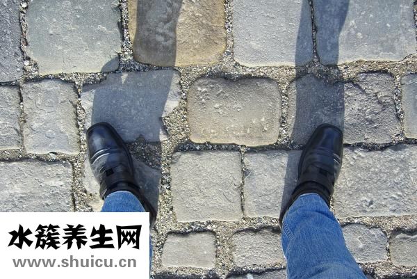 軍靴怎么挽褲腿