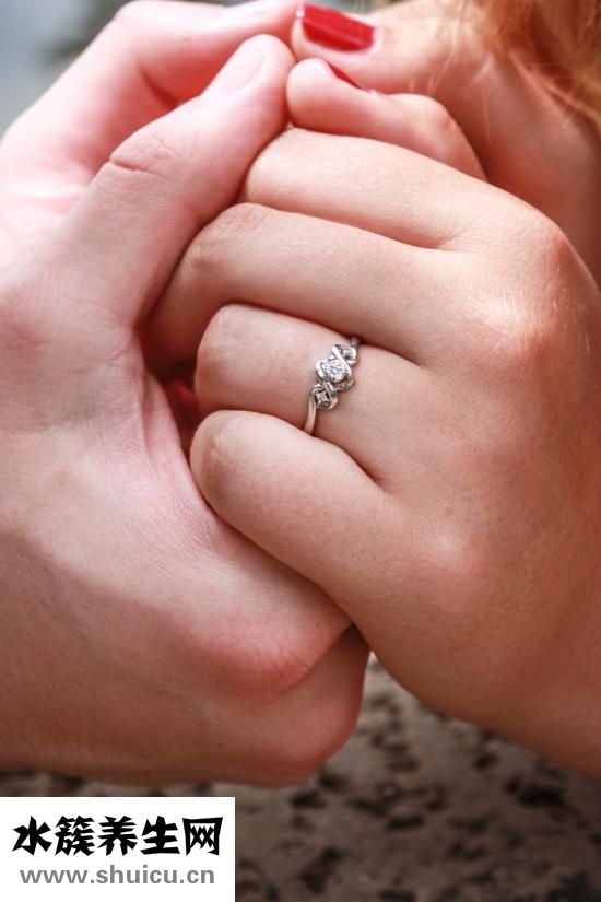 戒指掉馬桶里怎么辦