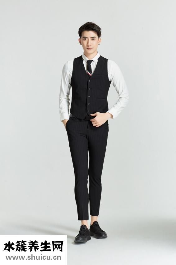 西服怎么裝行李箱