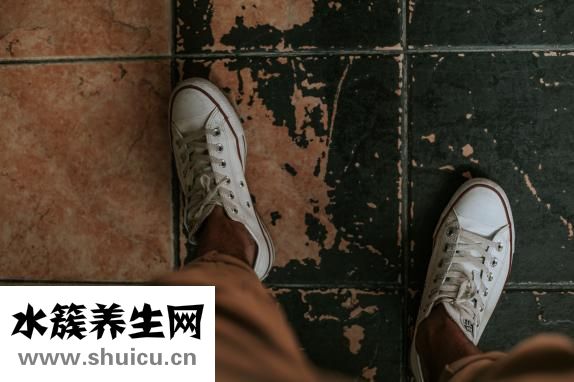 腳扭傷腫了怎么固定