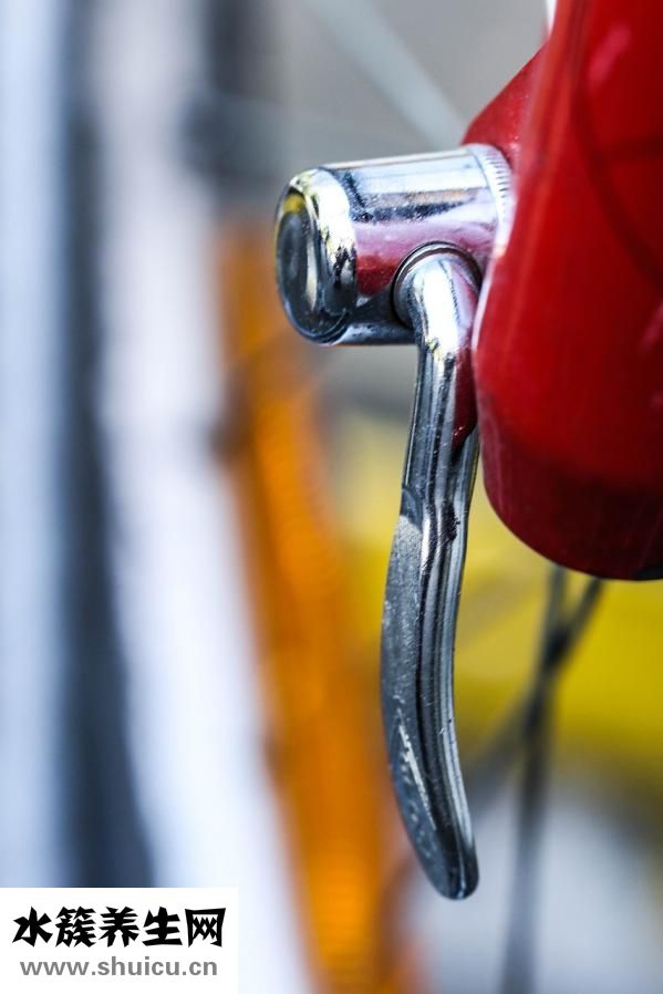 按眉骨疼是怎么回事