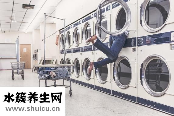 羽絨服上有油怎么洗