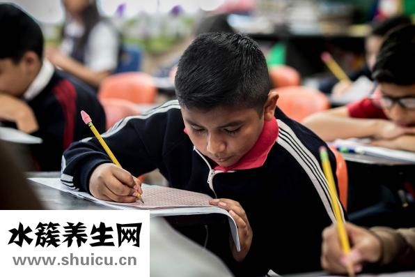 他近視了英語怎么說