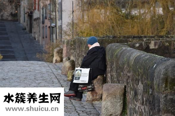 老人斷胸骨怎么辦