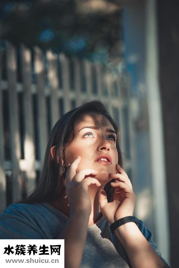 女人背厚怎么辦