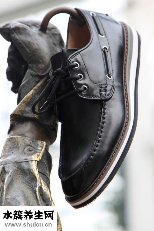 男士站立時手怎么放