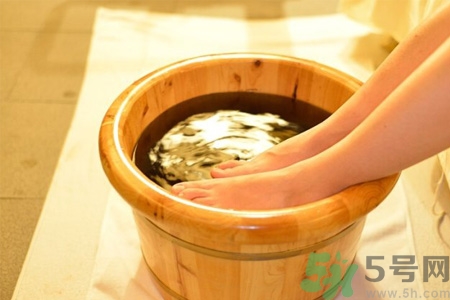 男性用艾草水泡腳有什么功效和作用（艾草水泡腳有什么功效和作用）