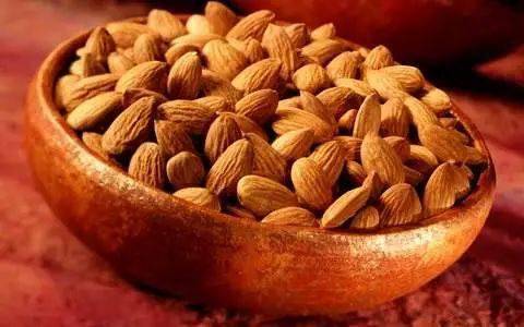 女人吃杏仁好不好（女人吃杏仁的好處和壞處）