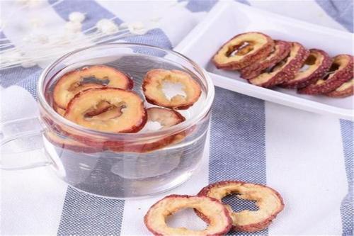 山茱萸山楂片泡水喝有什么功效（山楂片泡水喝有什么功效）