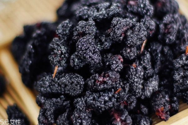 枸杞紅棗桑葚干泡水喝的功效與禁忌（桑葚干泡水喝的功效與禁忌）