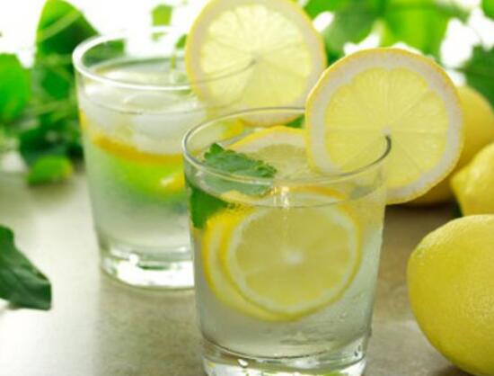 喝檸檬水的功效與作用（孕婦喝檸檬水的功效與作用）