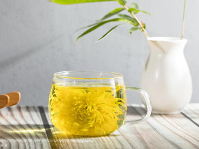 長期喝菊花茶有什么好處和壞處（喝菊花茶對性功能有下降嗎）