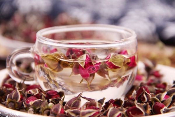 干玫瑰花泡水喝的害處（干玫瑰花泡水喝的害處和功效）