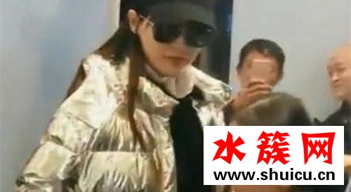 唐嫣安檢不脫外套 網友:明星有特權? 唐嫣安檢不脫外套引發質疑