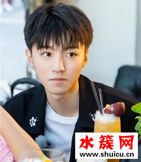 王一博灰藍色頭發圖片欣賞