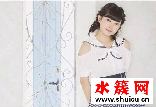 1.用發膠抓出性感水亮潤發