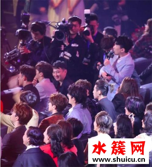 李易峰捏王思聰臉滿臉寵溺